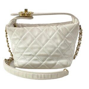 Auth CHANEL Matelasse - White Lambskin Shoulder Bag Gold hardware